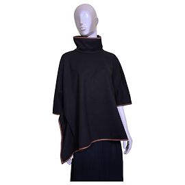 Autre Marque Tuckernuck Piper Poncho Schwarz mit Lederbesatz Braun Schwarz