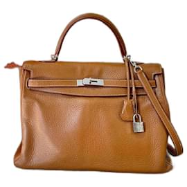 Hermès Kelly 35 devuelto en Taurillon Clémence Camello
