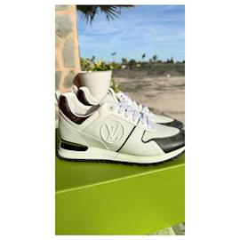 Louis Vuitton-Run Away-Fora de branco