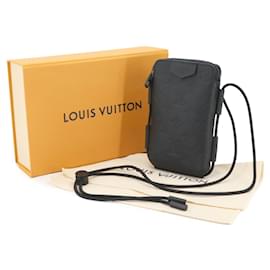 Louis Vuitton-Bolsa de Ombro Monogram Shadow da Louis Vuitton-Preto