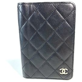 Capa de passaporte acolchoada com logo CC da Chanel Preto