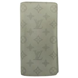 Cartera Bifold Larga Brazza Monogram Shadow de Louis Vuitton Castaño