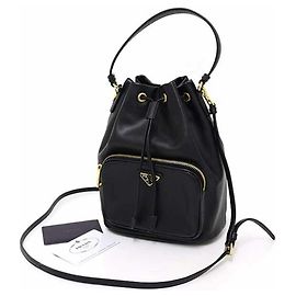 Borsa a secchiello Duet di Prada in pelle di vitello nera Nero