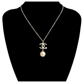 Colar Choker de Pérola Falsa Banho de Ouro Chanel Coco Mark Dourado