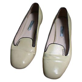 Mocasines de cuero charol amarillo marfil de Prada talla 39,5 Blanco roto