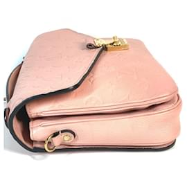 Louis Vuitton-Pochette Metis MM em Monogram Empreinte Louis Vuitton-Rosa