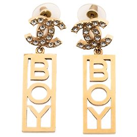 Brincos Chanel Gold CC banhados a ouro com strass, modelo Boy, com fecho push back. Dourado