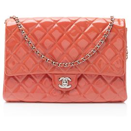 Clutch de charol con cadena de Chanel Rosa