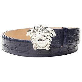 Cinto de couro escalado com fivela La Medusa da Versace Azul Azul marinho