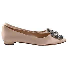 Manolo Blahnik Hangisi Sapatilhas Planas com Fivela de Joia em Cetim Bege Bege