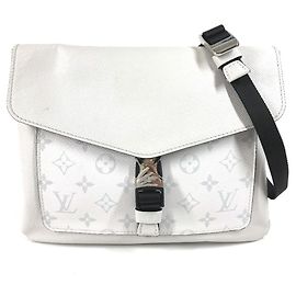 Sac messager à rabat Rama en Taiga Louis Vuitton Blanc