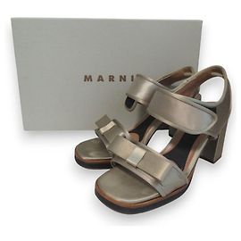 Sandales à talons épais ouvertes en satin avec ruban Marni Doré