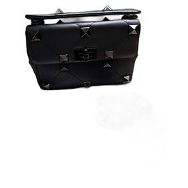 Borsa Valentino Garavani Roman Stud Nera in pelle d'agnello Nero