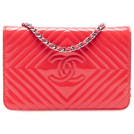 Cartera de cadena acolchada en charol rojo CC de Chanel Roja
