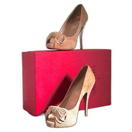 Valentino Garavani Rose Peep-Toe Platform Pump" ou "Bow Pump" de Valentino Beige