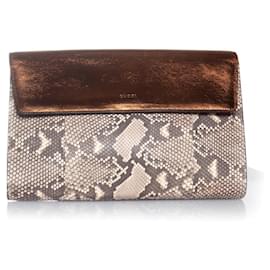 Clutch de couro de python Gucci com aba metálica Marrom