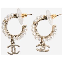 Chanel Boucles d'oreilles dormeuses en perles dorées Doré