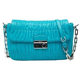 Bolsa de Ombro Prada Nappa Gaufre com Corrente Azul