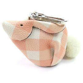 Monedero/case de cuero con charm de conejo a cuadros de Loewe para mujeres Rosa Blanco
