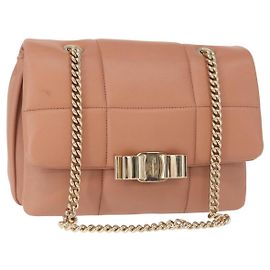 Bolsa Vara Soft com aba em couro matelassê pequena da Salvatore Ferragamo Rosa