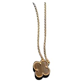 Van Cleef & Arpels Vintage Alhambra Pendant Rose Gold 750/1000, Mother of Pearl Golden