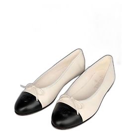Chanel Sapatilhas de couro de cordeiro preto e bege Preto Bege