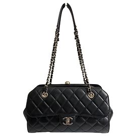 Bolsa de compartimento em couro de cordeiro preto CC Kisslock clássica da Chanel Preto Hardware prateado