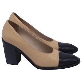 Sapatos de salto bloco com bico em couro bege da Chanel Bege