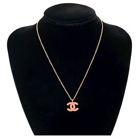 Colar choker com pingente dourado e rosa Chanel Coco Mark Rosa Dourado