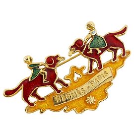 Spilla Hermès Cloisonné Ragazza e Cane Rosso D'oro Verde