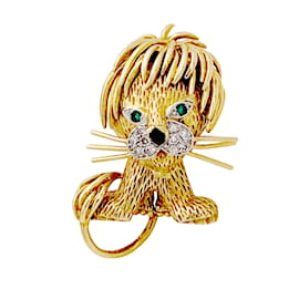 Van Cleef & Arpels Clip, "Lion Ebouriffé", two golds, diamonds, emeralds, enamel. Other