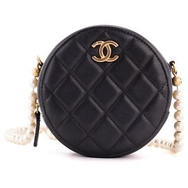 CHANEL - Bolsa de ombro Pearls Round Chanel em couro preto Preto