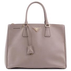 PRADA - Sac à main Galleria Prada en cuir grainé taupe Gris