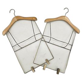 Christian Dior Dior-Set mit zwei Holzkleiderbügeln Beige