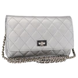 Chanel Reissue 2.55 Carteira com Corrente em Couro de Cordeiro Matelassado Prata
