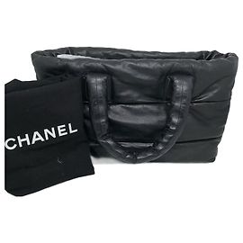 Bolso tote Chanel Coco Cocoon de cuero de cordero acolchado negro. Negro