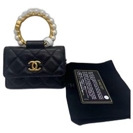 Clutch de couro de cordeiro matelassado com coroa de pérolas Chanel Preto