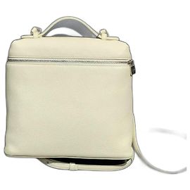 Mochila Extra Pocket Loro Piana L23.5 em couro de bezerro Whisper White. Branco