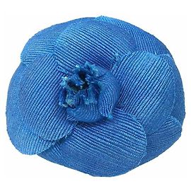 Chanel Kamélienbrosche Blau