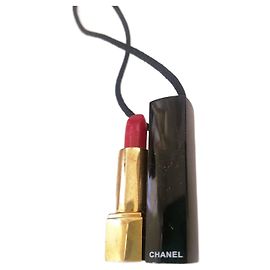 Colar Chanel com Pingente de Batom Preto e Dourado Preto Dourado