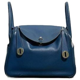 Hermès Bolsa Lindy 26 em couro de bezerro Swift azul. Azul