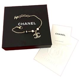 Pulseira de Pérolas Chanel Coco Mark Prata Metálico