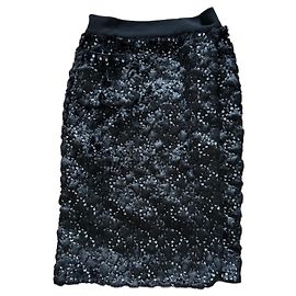 Saia Chanel efeito envelope de pele preta com CC Preto