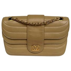 Bolsa de flap em couro de cordeiro matelassada vintage média da Chanel Bege