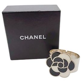 Pulsera Bangle Chanel 98P Camelia Metal Negro y Blanco Negro Blanco