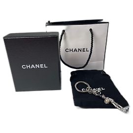 Porte-clés Chanel figurine perle Autre Bijouterie argentée