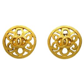 Brincos redondos vintage CC da Chanel em metal pequenos Dourado
