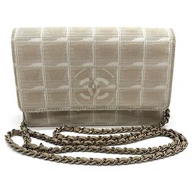 Bolsa de ombro com corrente da nova linha de viagem da Chanel Bege