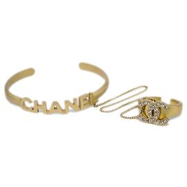 Pulseira com logo da Chanel com corrente anexada e anel CC em metal com cristal Dourado