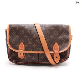 Bolsa Mensageiro Gibecière Louis Vuitton em Canvas Monogram MM Marrom